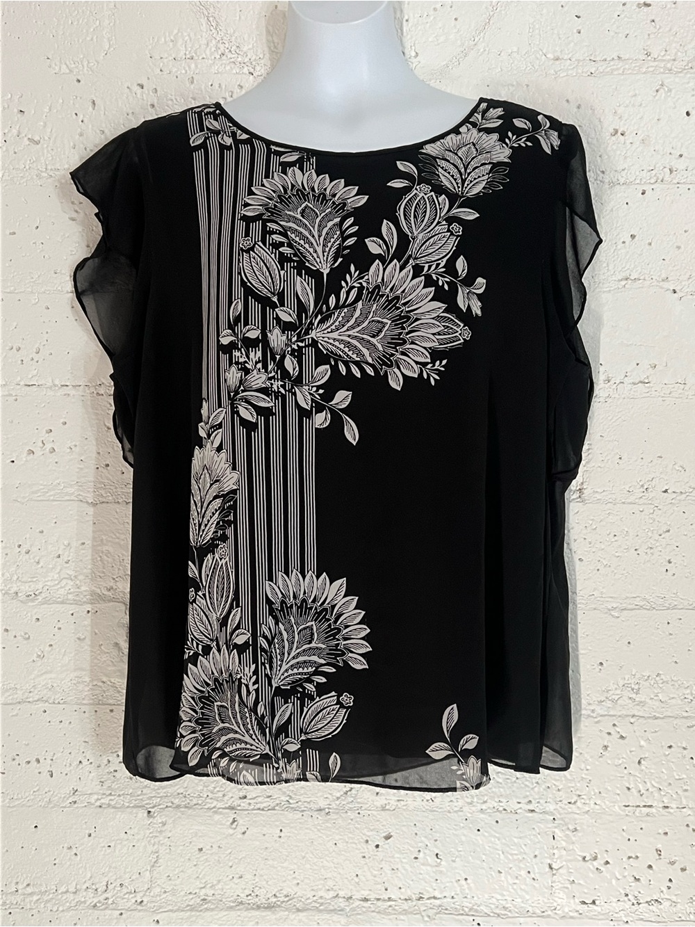 Vince Camuto Plus Top 1X Black Floral Short Flutter Sleeve Blouse Lined D2